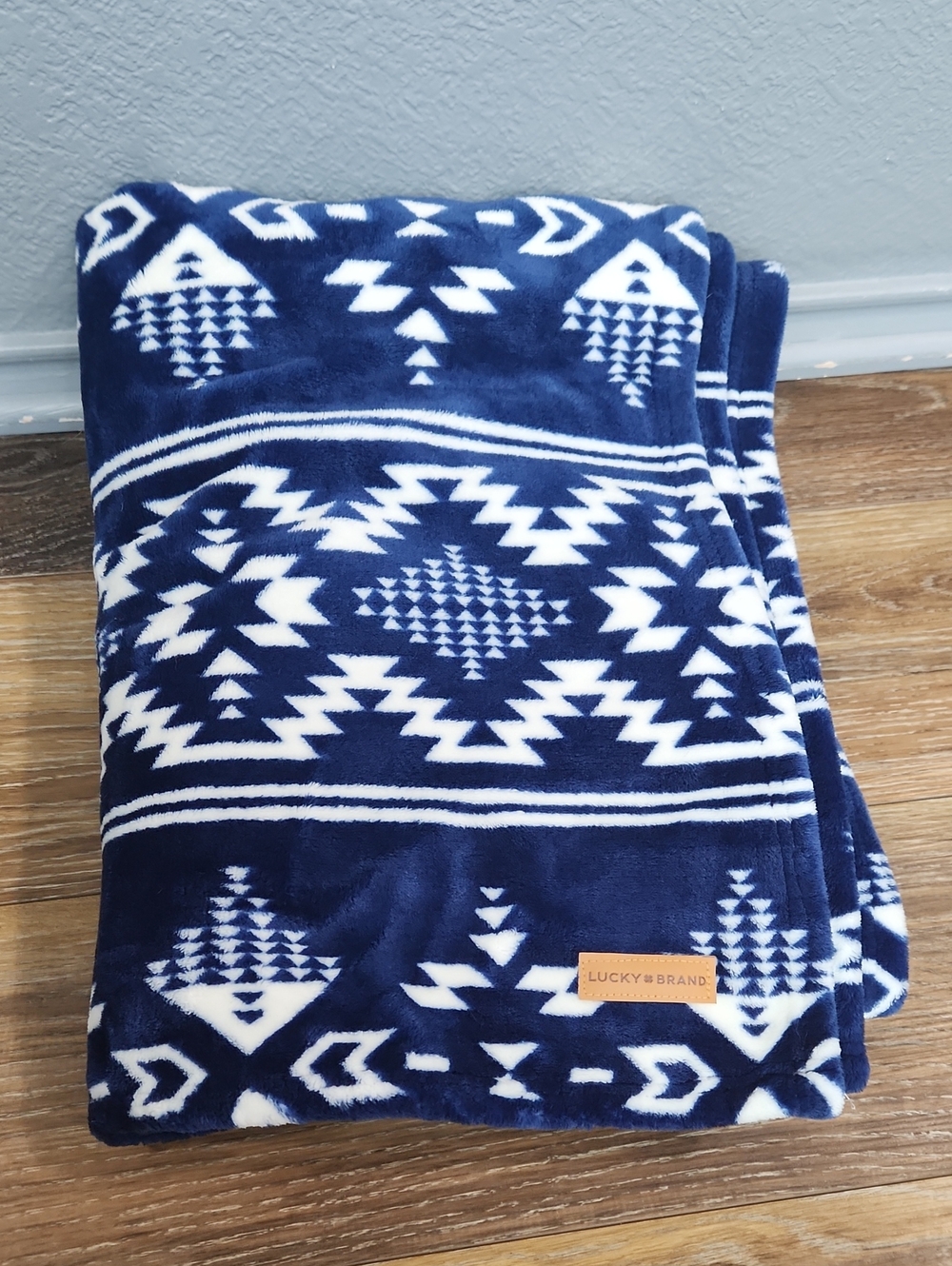 Lucky Brand Blue White Southwest Geometric Print Throw Blanket